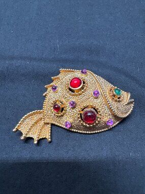JJ (Jonette Jewelry) Gold-Tone Fish Brooch With Red & Green Rhinestones Textured